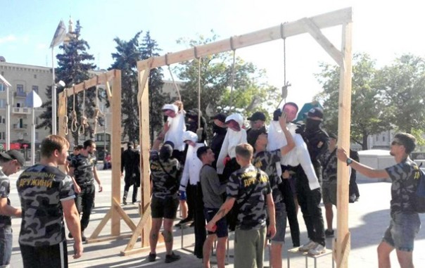 Укрофашисты установили виселицы в центре Харькова для депутатов, голосовавших за возвращение проспекту имени маршала Жукова