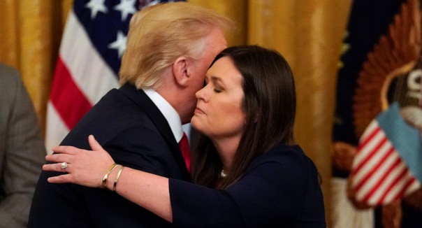 Кулуарные перемещения: зачем Трамп отправил Сару Сандерс в долгую дорогу?