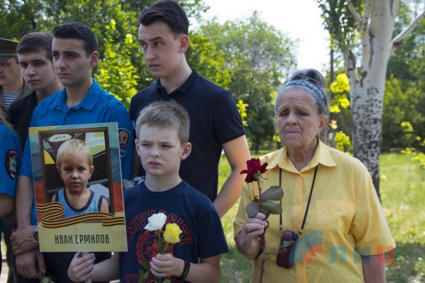 В Луганске прошла акция памяти погибших в результате авиаудара укрофашистов по Старой Кондрашевке