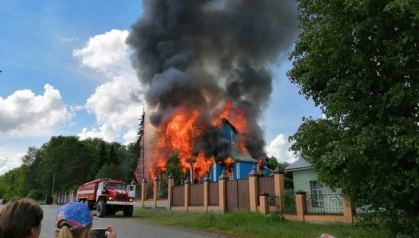 Пожар в мужском монастыре в Курганской области сняли на видео