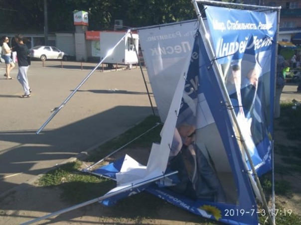 В Харькове радикалы разгромили агитационные палатки оппозиционера-«сепаратиста» Андрея Лесика