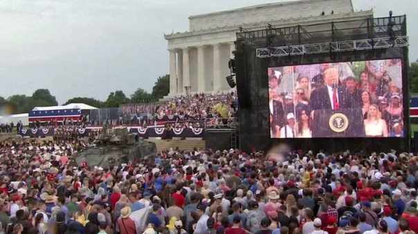 Вместо оваций - интернет-мемы: о новом конфузе Дональда Трампа