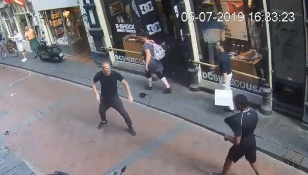 Прохожий зарезал наркоторговца на улице в центре Амстердама. Видео