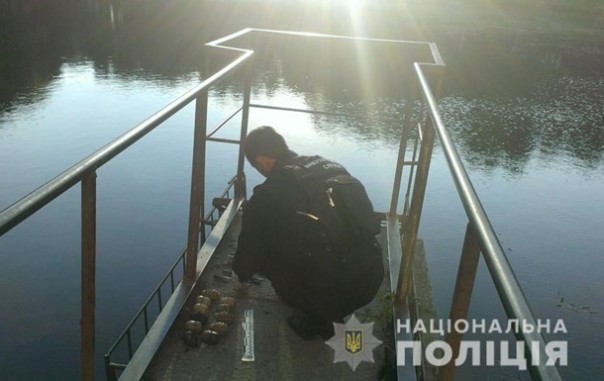 В озере Львова обнаружили пакет с гранатами