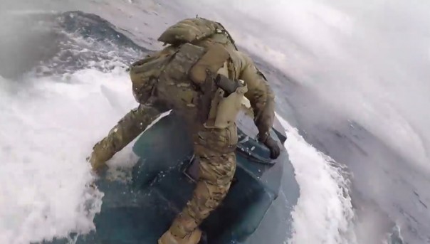 Подводная лодка и семь тонн кокаина: опубликовано видео абордажа судна с наркотиками