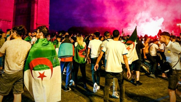 Алжирские футбольные фанаты громят центр Парижа