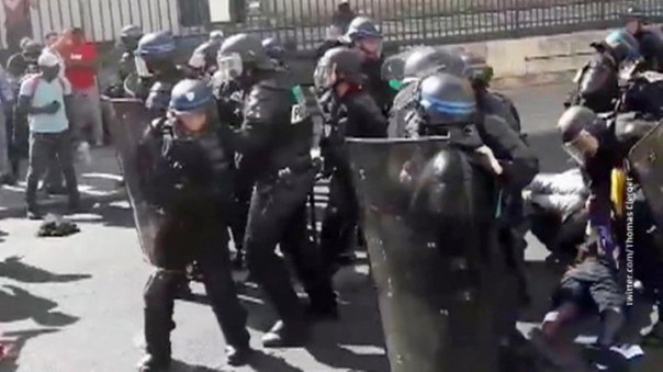 На смену "желтым жилетам" пришли "черные": бездомные захватили парижский Пантеон