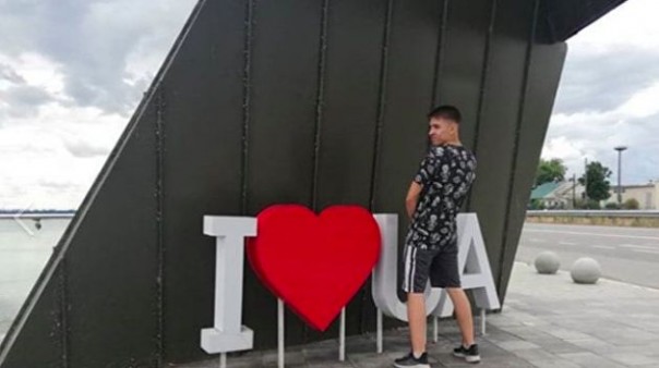 Сын депутата от партии Порошенко справил нужду на знак «Я люблю Украину»