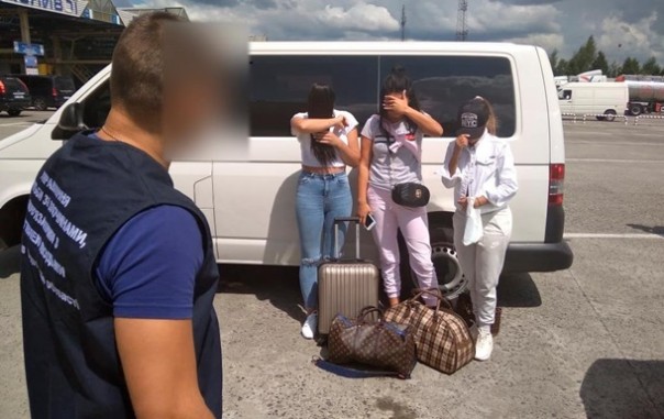 На границе с Польшей задержали бельгийца, пытавшегося продать трех украинок | В Мариуполе задержали лиц, продававших женщин в секс-рабство в Чехию