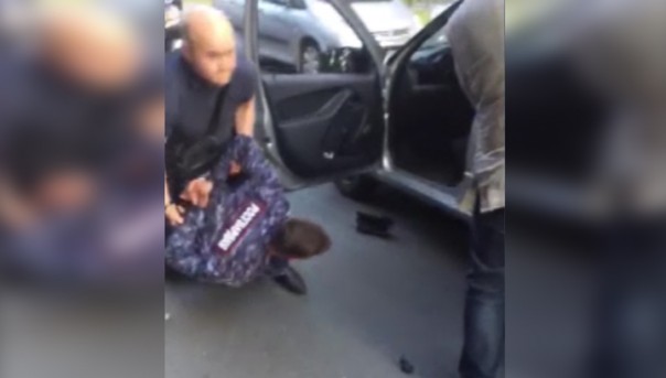 Задержание росгвардейцев подкинувших наркотики попало на видео