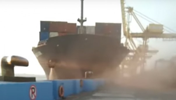 ЧП попало на видео. Столкновение контейнеровоза в Индонезии | Момент обрушения башенного крана в Китае