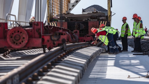 На Крымском мосту завершена укладка рельсов