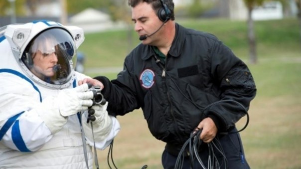 У НАСА нет скафандров для полета Луну