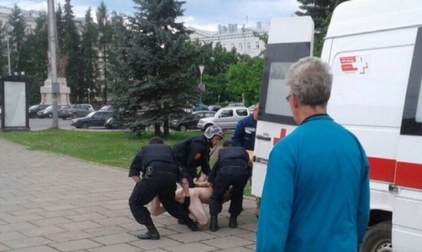 В Николаеве во время голосования мужчина снял трусы, чтобы «показать, что он украинец»