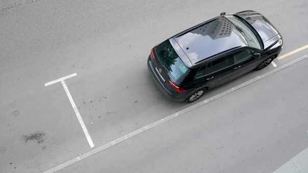 Все по-тесному: в городах хотят сузить парковочные места