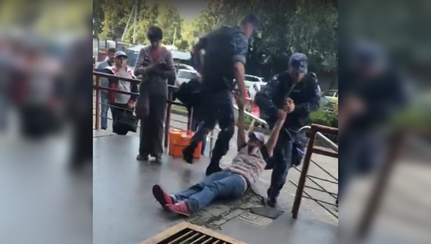 "Отдайте мои деньги!": в Воскресенске посетительница банка устроила погром