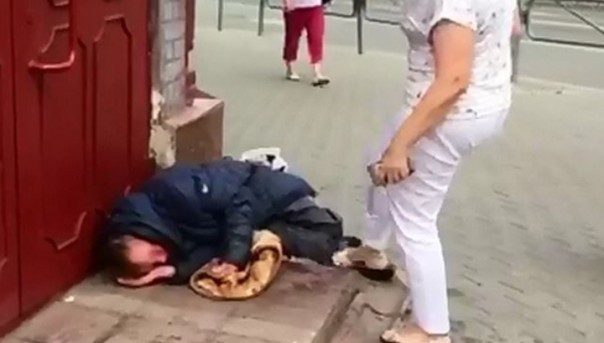 Пермская чиновница пинала ногами бездомного: проводится проверка
