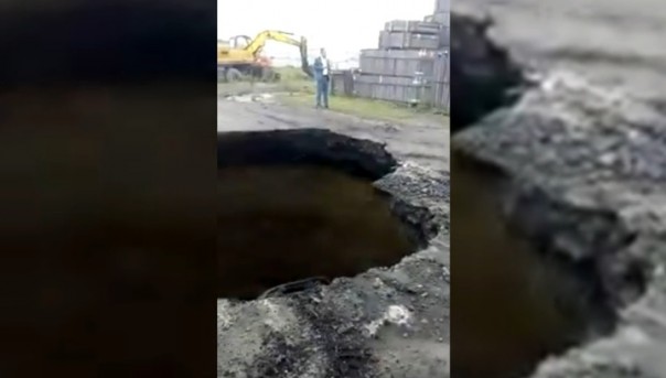 Самосвал провалился в 12-метровую яму на Кузбассе