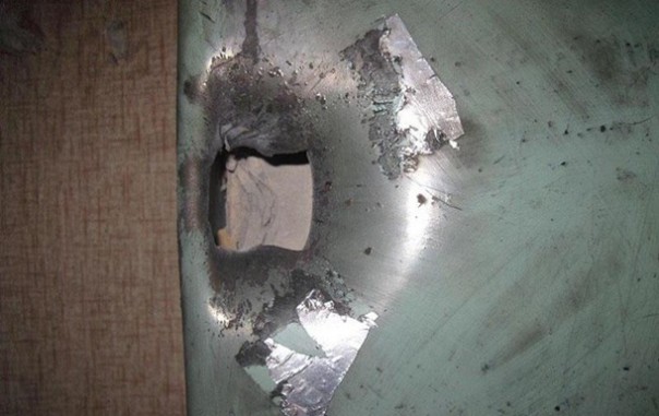 В Мариуполе мужчина заменил дверной замок гранатой