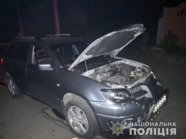 В Никополе под авто бросили гранату, есть раненые | Посреди дороги в Днепропетровске нашли гранату
