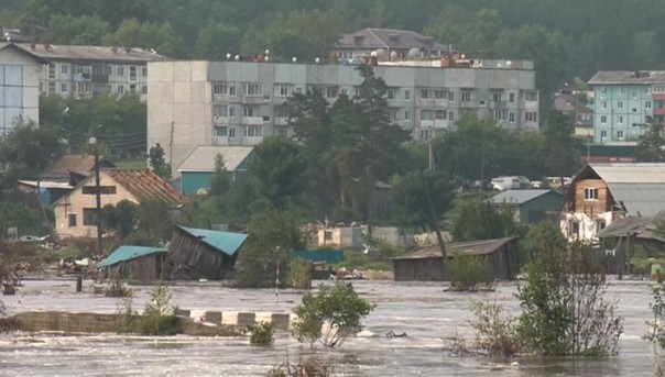 Опять эвакуация: новая 10-метровая дамба в Тулуне скрылась под водой
