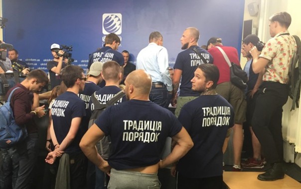 Кандидатов в нардепы забросали яйцами в Киеве