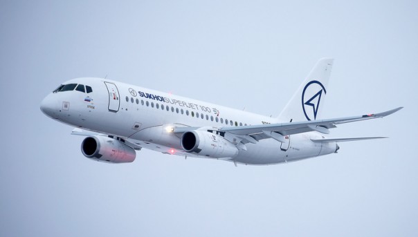 Самолет Sukhoj Superjet-100 экстренно сел в Самаре с отказавшим двигателем