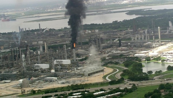 В США загорелся нефтеперерабатывающий завод