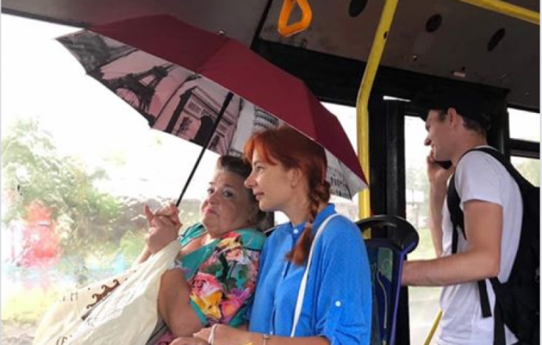 «Текут крыша и окна». В киевских автобусах пассажиры ездят с зонтиком