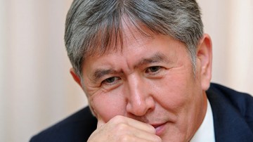 Кортеж Атамбаева въехал на территорию российской авиабазы