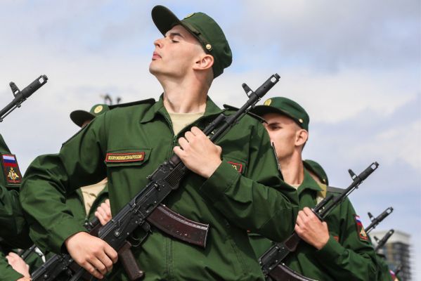 Российским контрактникам повышают оклады в 1,5 раза