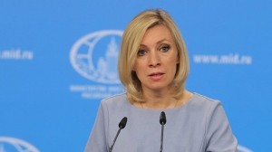 Захарова рассказала анекдот после просьбы прочитать вопрос с телефона