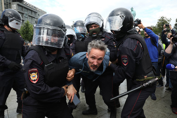 В Москве полиция задерживает участников незаконной манифестации