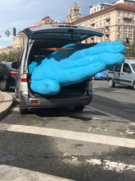В Киеве демонтировали гигантскую синюю руку