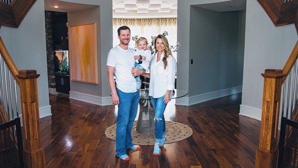 Автогонщик Дейл Эрнхардт с семьёй выжили при крушении самолёта в США