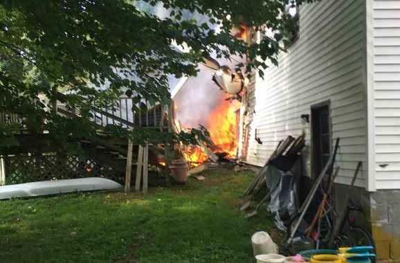 В США самолет упал на жилой дом и загорелся