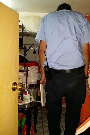 Жизнь в коробке. Владелец таунхауса в Нью-Йорке поделил домик на 11 квартир. С потолками 1.2 метра