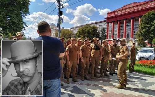 Как Зеленский и Порошенко парадами меряются