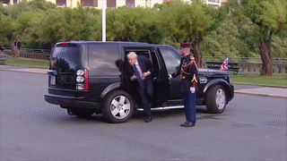 Борис Джонсон заблудился на встрече с Макроном, вызвав у него смех