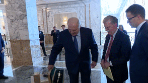Лукашенко предложил Болтону начать отношения с нового листа и передал Трампу в подарок кортик, Мелании - льняную скатерть.