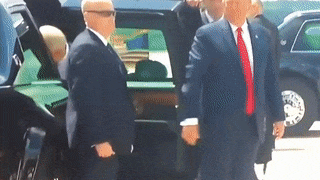 Дональд Трамп "по-собачьи" подозвал к себе Меланию и нарвался на критику