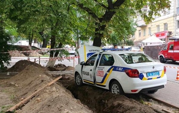 В Киеве полицейский умер за рулем патрульного авто
