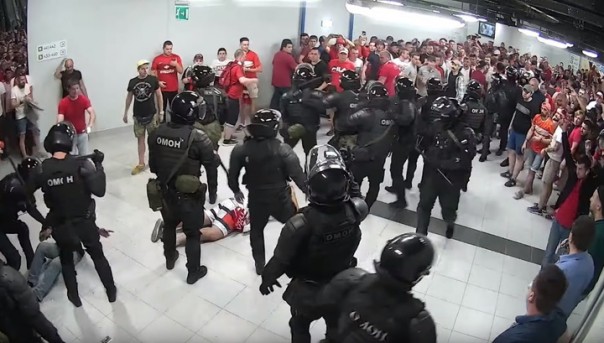 Появились новые кадры нападения ОМОНа на болельщиков "Спартака"