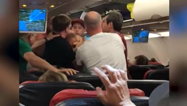 Россияне устроили драку на борту самолета, вылетавшего из Стамбула в Екатеринбург. Видео