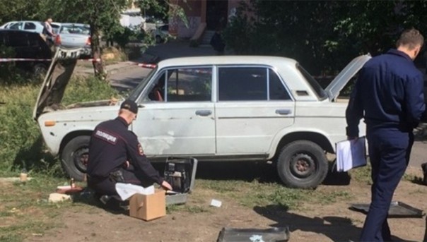 Во дворе жилого дома в Магнитогорске взорвали машину
