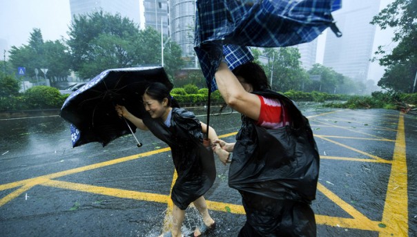 В Китае объявлен наивысший уровень опасности в связи с приближением тайфуна "Лекима"