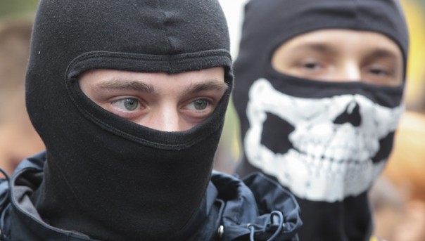 Украинские националисты с ножом набросились на мужчину в одежде с символикой РФ