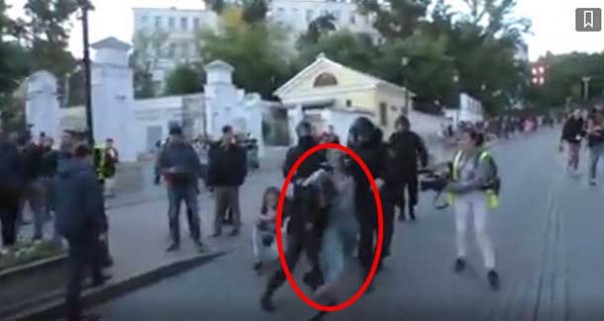 Избитой полицейским оппозиционерке грозят обязательные работы