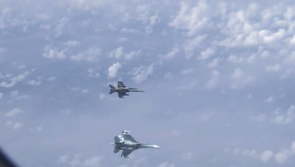 Су-27 отогнали натовский F-18 от самолета министра обороны РФ