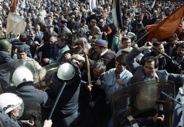 Про митинги. Если кто забыл, как выглядел разгул свободы и демократии - видео с 1 мая 1993 года